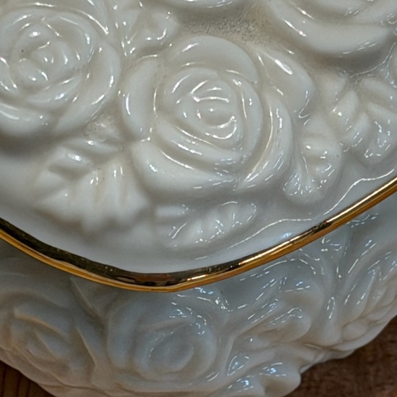 Lenox Handcrafted White and Gold Box - Picture 2 of 7